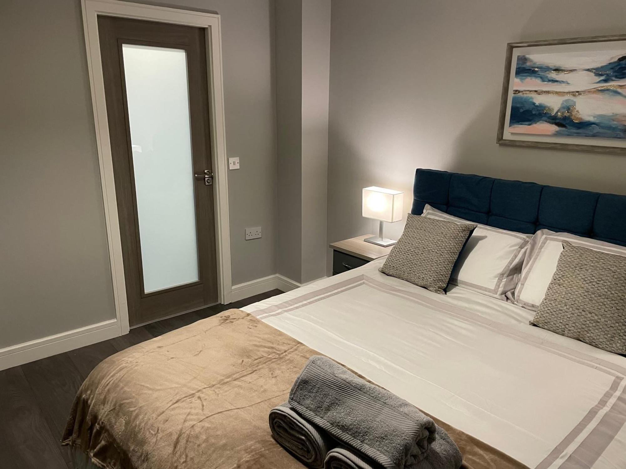 Dublin Airport Large Superior Serviced Apartment - Sleeps 6 *