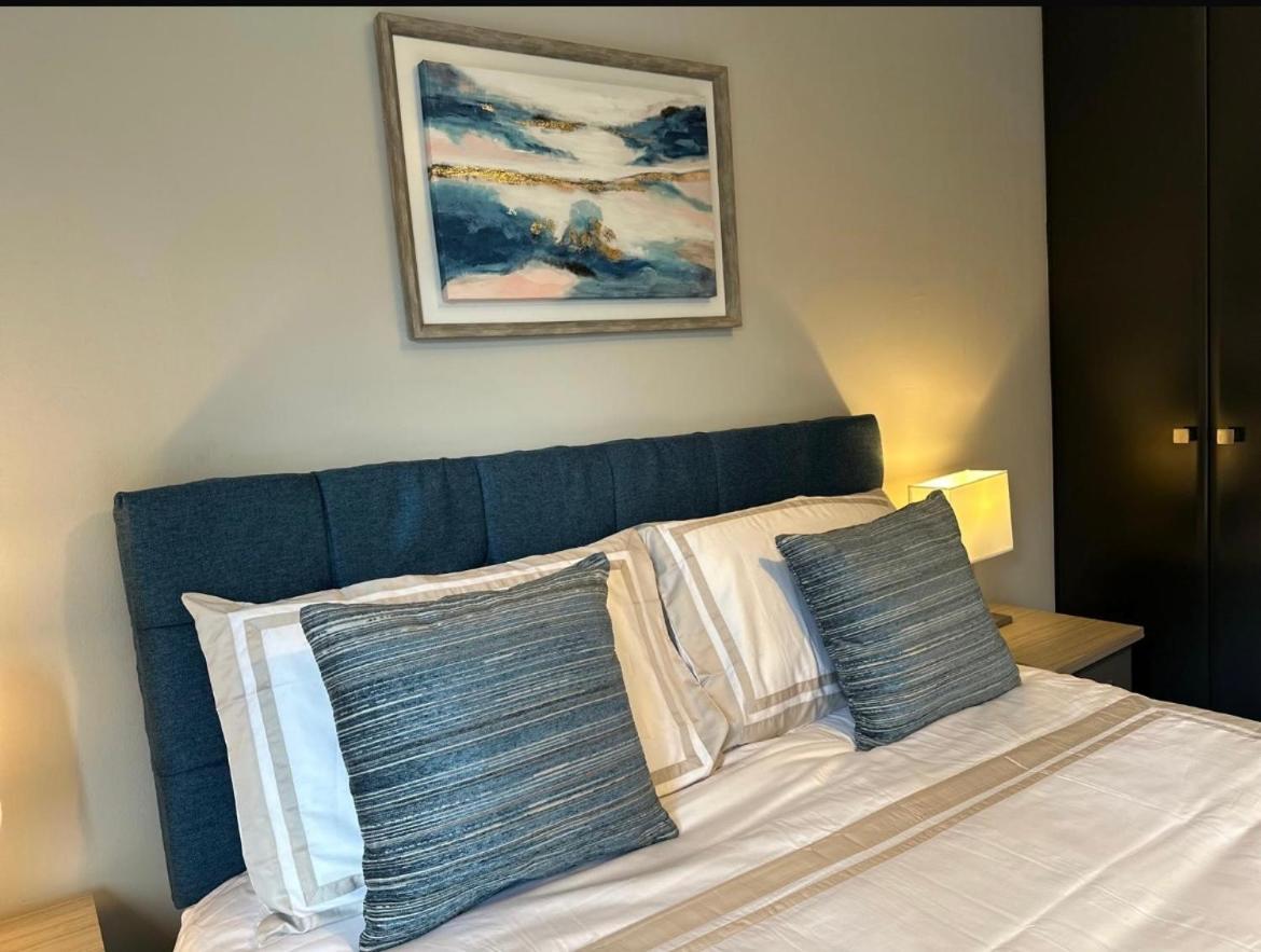 Dublin Airport Large Superior Serviced Apartment - Sleeps 6 Dublin