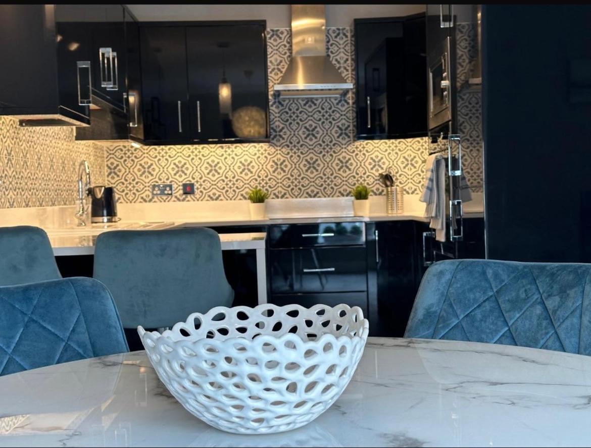 Dublin Airport Large Superior Serviced Apartment - Sleeps 6 Apartment