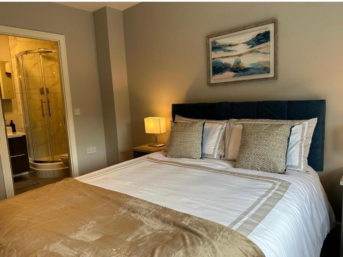 Dublin Airport Large Superior Serviced Apartment - Sleeps 6