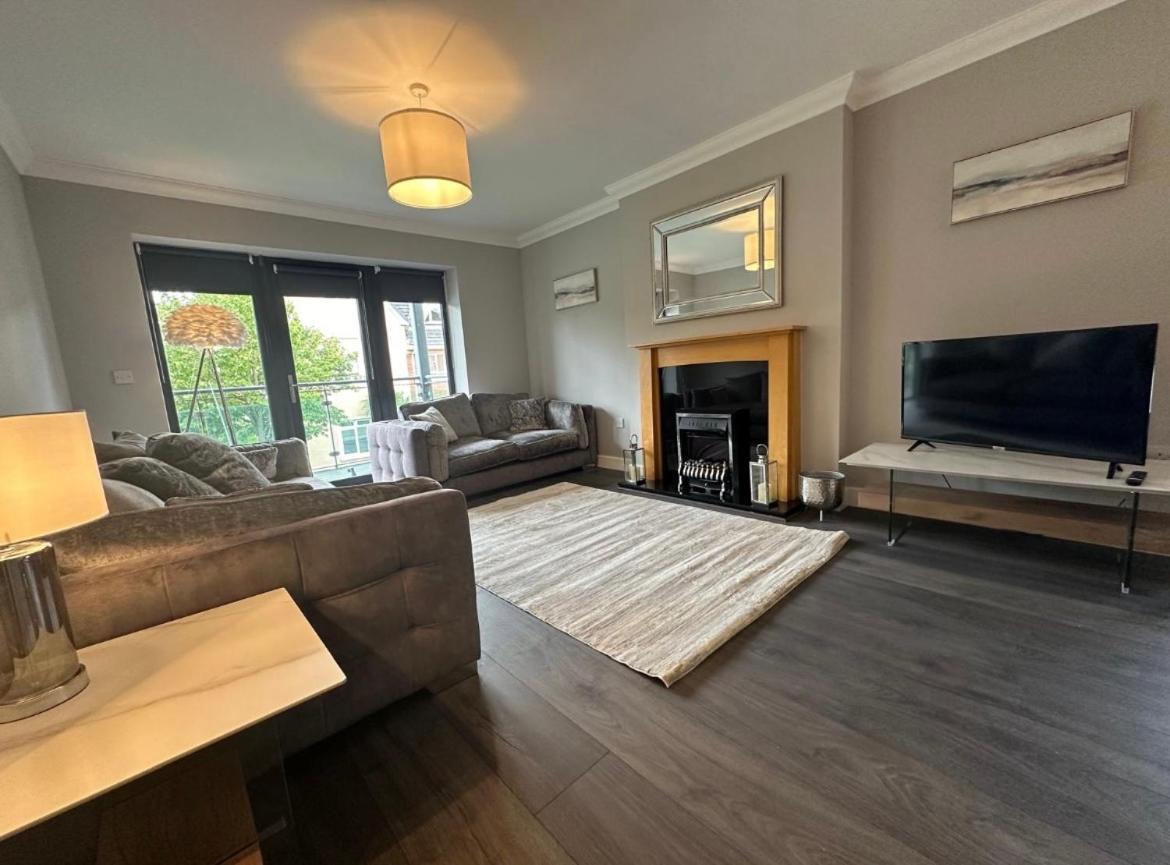 Dublin Airport Large Superior Serviced Apartment - Sleeps 6 Dublin