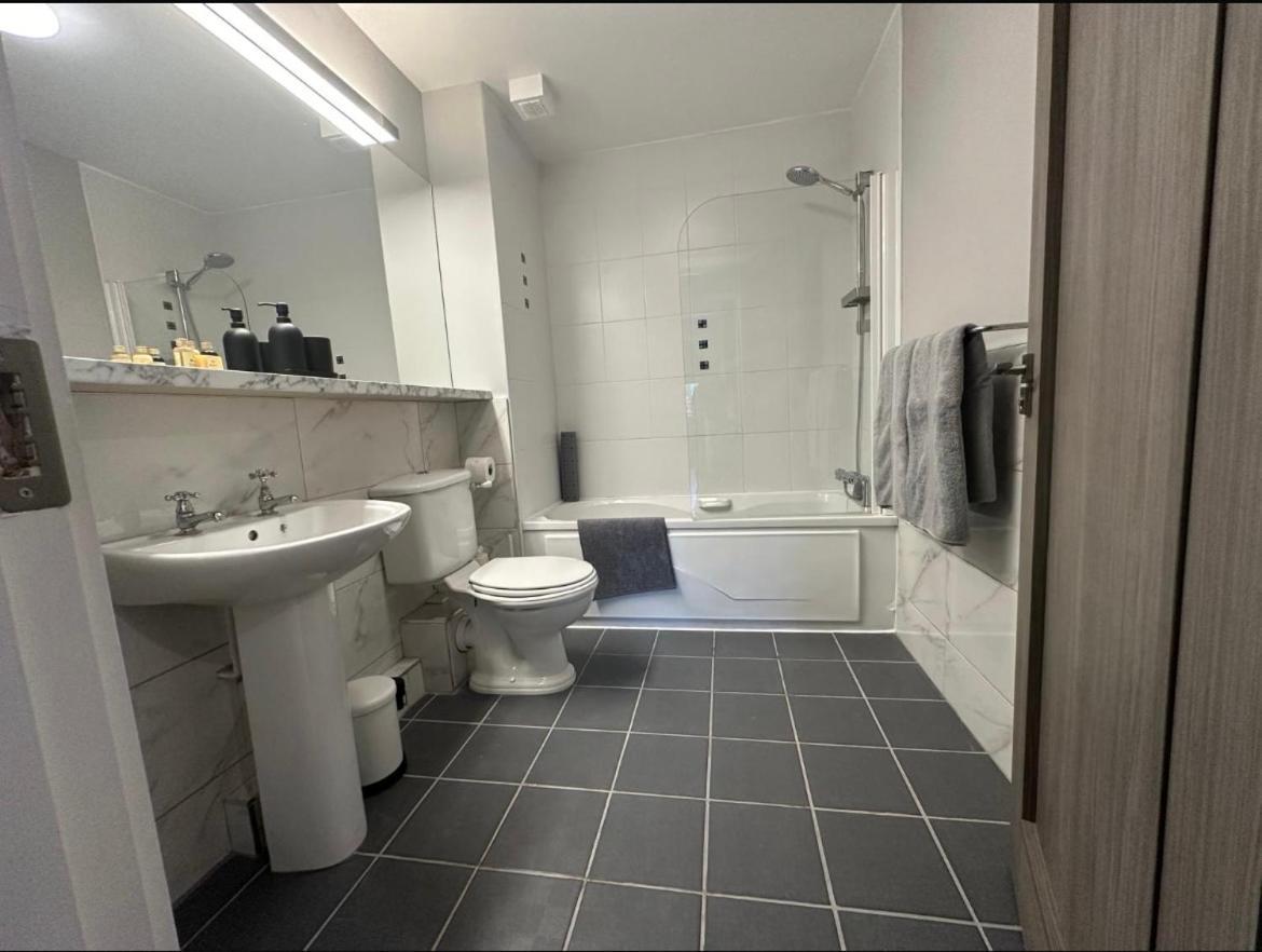 Apartment Dublin Airport Large Superior Serviced Apartment - Sleeps 6