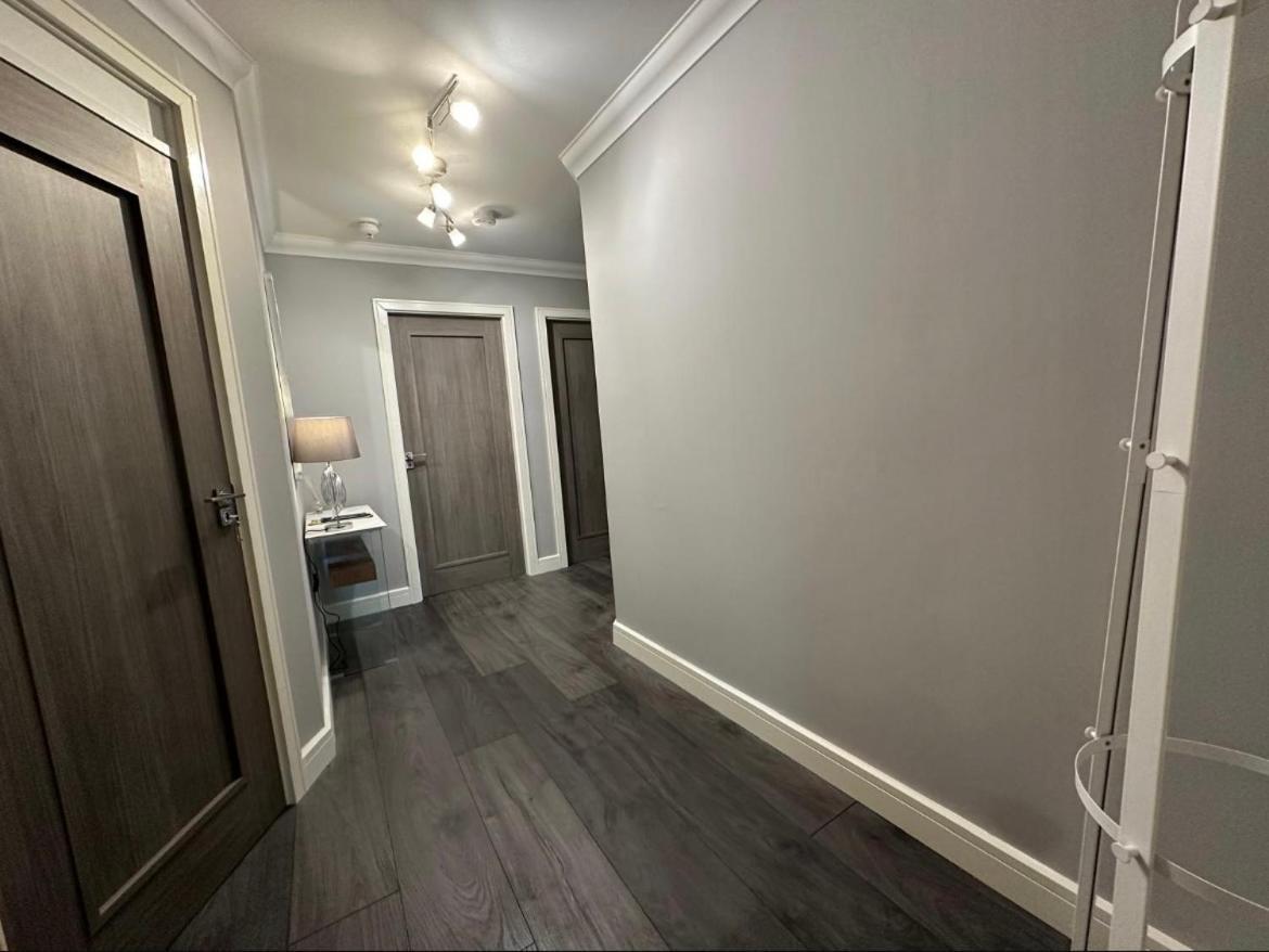 Apartment Dublin Airport Large Superior Serviced Apartment - Sleeps 6 *