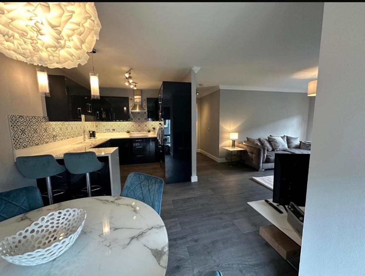 Dublin Airport Large Superior Serviced Apartment - Sleeps 6 *
