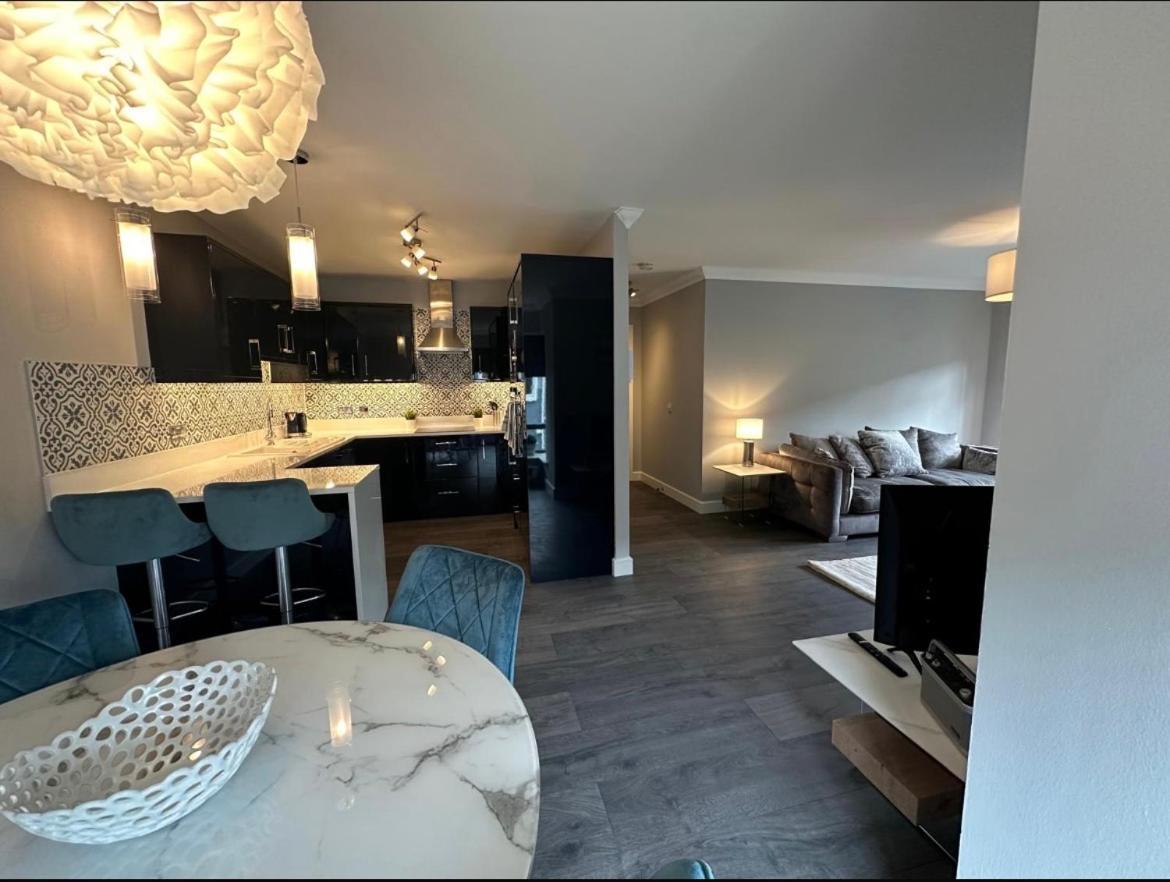 Apartment Dublin Airport Large Superior Serviced Apartment - Sleeps 6 *
