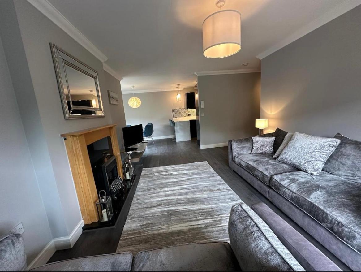 Dublin Airport Large Superior Serviced Apartment - Sleeps 6 Apartment *